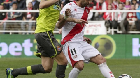 El 'Chori' Domínguez (der.), autor del primer gol de Rayo Vallecano, controla el balón ante la marcación de Christian Stuani de Espanyol.