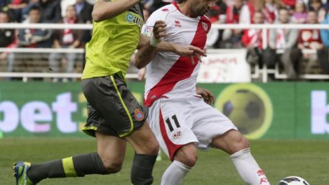 El 'Chori'  Domínguez (der.),  autor del primer gol de Rayo Vallecano, controla  el balón ante la marcación de    Christian   Stuani  de Espanyol.