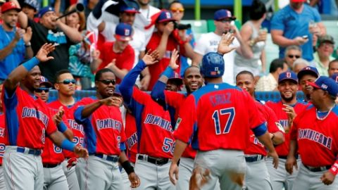 Nelson Cruz es felicitado por sus compañeros al anotar en el segundo innning.