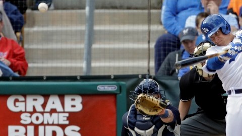 Tim Federowicz, uno de los principales prospectos de los Dodgers, dispara su único imparable en el encuentro de ayer contra Seattle.