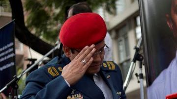 Un hombre saluda un sitio dedicado a Hugo Chávez en las afueras de la Embajada de Venezuela en Buenos Aires.