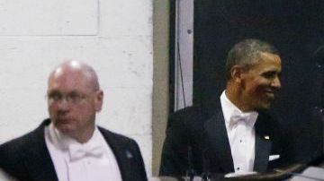 El presidente Barack Obama (c) camina con el Jefe de Personal de la Casa Blanca  Denis McDonough (d), al salir de la cena con periodistas  en un hotel de Washington.