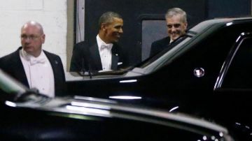 El presidente Barack Obama (c) camina con el Jefe de Personal de la Casa Blanca  Denis McDonough (d), al salir de la cena con periodistas  en un hotel de Washington.