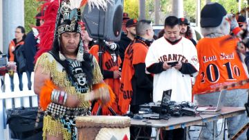 Danzante mexica repercute el huéhuetl en una celebración de los Gigantes.