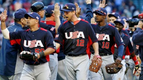 Shane Victorino (izq.), Ben Zobrist (12) y Adam Jones (10) celebran la victoria sobre los canadienses ayer en el Chase Field.