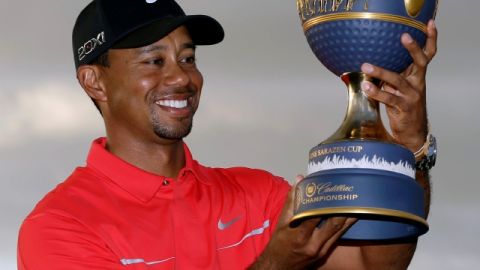 Tiger Woods sostiene feliz la Copa Gene Sarazen que lo acredita como campeón del Cadillac Championship Golf celebrado en Doral, Florida.