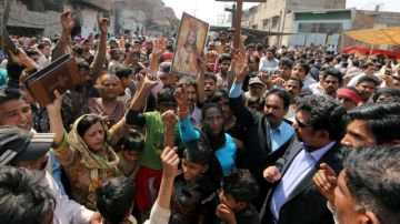 Un grupo de gente cristiana participa en una protesta luego de los disturbios en Lahore, Pakistán.