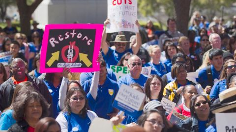 Educadores marcharon en Austin para exigir se reintegren los $5,400 millones recortados al presupuesto de las escuelas de Texas en 2011.
