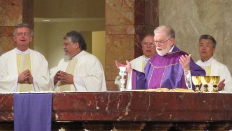 El obispo auxiliar de Galveston-Houston, George A. Scheltz, encabezó una misa que oró por los cardenales que elegirán a partir del martes 12 de marzo al nuevo Papa.