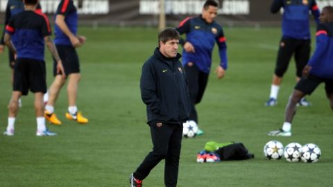 Jordi Roura camina en la cancha del Ciutat Esportiva Joan Gamper de cara al duelo de la Champions.