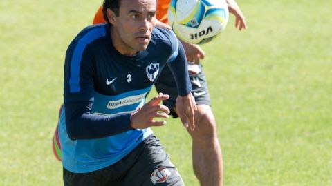 López conduce el balón ante la presión de Osorio.
