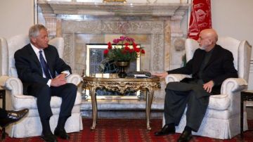 El presidente afgano, Hamid Karzai (d), se reúne con el secretario de Defensa de Estados Unidos, Chuck Hagel, en Kabul, Afganistán.