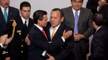 El presidente de México, Enrique Peña Nieto (izq.) abraza al presidente del PRD, Jesús Zambrano, en evento en el que se firmó acuerdo.