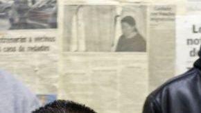 El pastor anglicano José Landaverde (c) habla durante una conferencia de prensa celebrada el lunes 11 de marzo 2013.