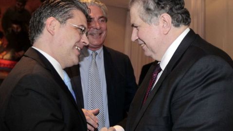 El presidente del Tribunal Superior de Justicia Electoral paraguayo, Alberto Ramírez (derecha), con el observador italiano Tommasso Caproglio.