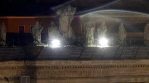 Los fieles aguantaron el mal clima en la Plaza de San Pedro.