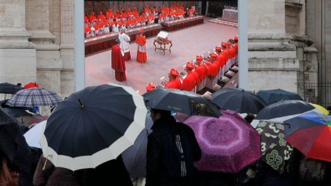 Los fieles reunidos en la Plaza de San Pedro miran a través de las pantallas lo que ocurre dentro de la capilla.