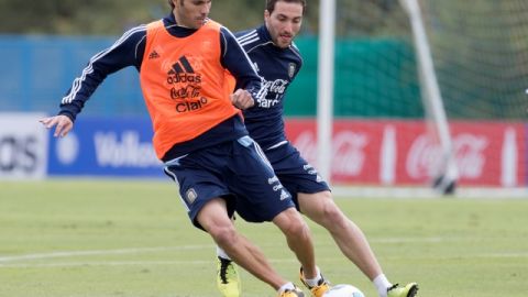 Gonzalo Higuaín (der.) va tras la pelota que conduce Walter Montillo durante la preparación de la selección  argentina.