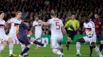 Lio Messi ya disparó entre un mar de piernas milanistas para anotar el 2-0 que enfiló al  Barcelona a un contundente triunfo sobre el Milan.
