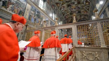 En la gráfica, un grupo de  cardenales entra a la Capilla Sixtina, para participar en el cónclave.