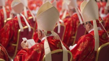 Los cardenales asisten a la misa votiva 'Pro eligendo Pontifice' previa al comienzo del cónclave.