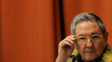 HAB301. LA HABANA (CUBA), 13/12/2012.- El gobernante cubano, Raúl Castro (i), acompañado del vicepresidente José Ramón Machado Ventura (d), preside el pleno ordinario de la Asamblea Nacional, el último del año y de la presente legislatura hoy, jueves 13 de diciembre de 2012, en La Habana (Cuba). EFE/Omara García