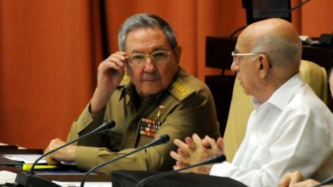 HAB301. LA HABANA (CUBA), 13/12/2012.- El gobernante cubano, Raúl Castro (i), acompañado del vicepresidente José Ramón Machado Ventura (d), preside el pleno ordinario de la Asamblea Nacional, el último del año y de la presente legislatura hoy, jueves 13 de diciembre de 2012, en La Habana (Cuba). EFE/Omara García