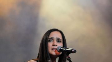En el nuevo álbum Julieta Venegas ha colaborado con Natalia Lafourcade, Rubén Albarrán y el grupo  Tijuana No!.