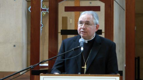 Monseñor José H. Gómez, Arzobispo de Los Ángeles, anuncia a los feligreses la designación del nuevo Papa Francisco, en la Catedral de Nuestra Señora de Los Ángeles.