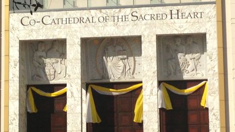 La Cocatedral de Houston recibió a fieles e hizo doblar sus campanas en honor del nuevo papa Francisco I.
