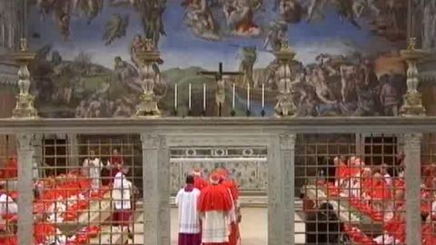 Los Cardenales juraron secrecía sobre lo que ocurra dentro de la Capilla Sixtina.