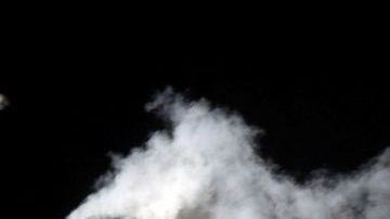 Imagen que muestra el humo blanco  en señal de la elección del nuevo Papa.