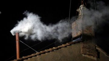 Imagen que muestra el humo blanco  en señal de la elección del nuevo Papa.