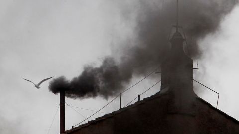 Son tres las veces que el humo negro se han visto.