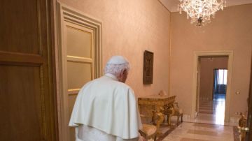 El Papa emérito sigue la transmisión desde Castel Gandolfo.