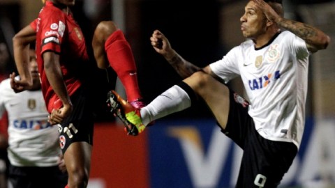Guerrero (der.) pelea por el balón con Fidel Martínez.