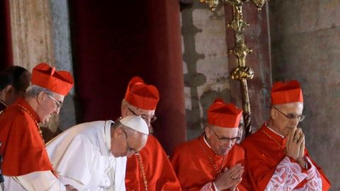 'Antes que el obispo bendiga al pueblo os pido que pidáis al Señor para que me bendiga', dijo el nuevo Papa inclinándose ante los files.