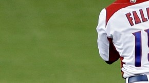 Ángel Pagan deja celebrando a  Irvin Falu (19) y Alexis Ríos (51), luego de vencer a Italia en el Clásico Mundial de Beisbol.