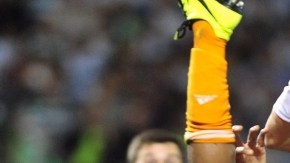 Ricardo Clark (izq.), del Dynamo de Houston,  disputa el balón con Cé- sar Ibáñez, del Santos Laguna, en el partido de anoche  en Torreón.