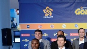 El 'Chepo' de la Torre, timonel del Tri (abajo, sgdo. de izq. a der.), junto a  los técnicos de la Copa de Oro.