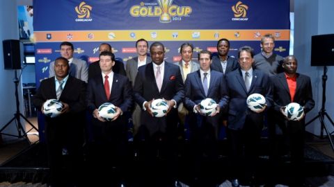 El 'Chepo' de la Torre, timonel del Tri (abajo, sgdo. de izq. a der.), junto a  los técnicos de la Copa de Oro.