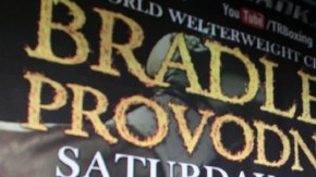 Timothy Bradley posa con el cinturón durante la última conferencia de prensa de cara a su pelea del  sábado en Carson.