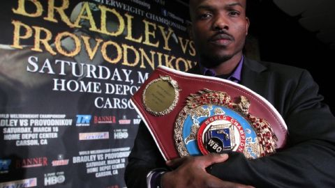 Timothy Bradley posa con el cinturón durante la última conferencia de prensa de cara a su pelea del sábado en Carson.