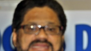 Iván Márquez, número dos de las FARC, lee un comunicado, acompañado por la guerrillera holandesa Tanja Nijmeijer.