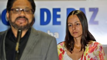 Iván Márquez, número dos de las FARC, lee un comunicado, acompañado por la guerrillera holandesa Tanja Nijmeijer.