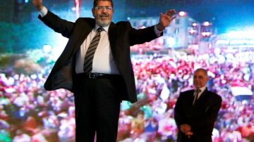 Mohammed Mursi, de la Hermandad Musulmana, saluda a sus partidarios cuando era candidato a la presidencia, en El Cairo.