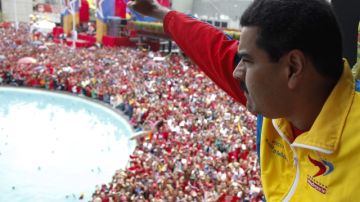 Nicolás Maduro saluda a miles de seguidores  durante su inscripción como candidato presidencial en la sede del CNE.