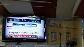 La noticia de la elección del cardenal Jorge Mario Bergoglio como Papa era celebrada ayer en el Mercado Buenos Aires de Van Nuys, punto de reunión para la comunidad argentina del Valle.