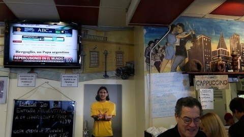 La noticia de la elección del cardenal Jorge Mario Bergoglio como Papa era celebrada ayer en el Mercado Buenos Aires de Van Nuys, punto de reunión para la comunidad argentina del Valle.