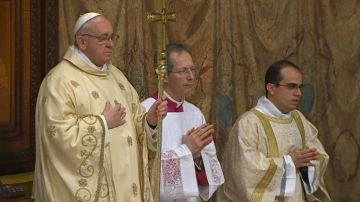 El Papa Francisco celebra su primera misa en la Capilla Sixtina.